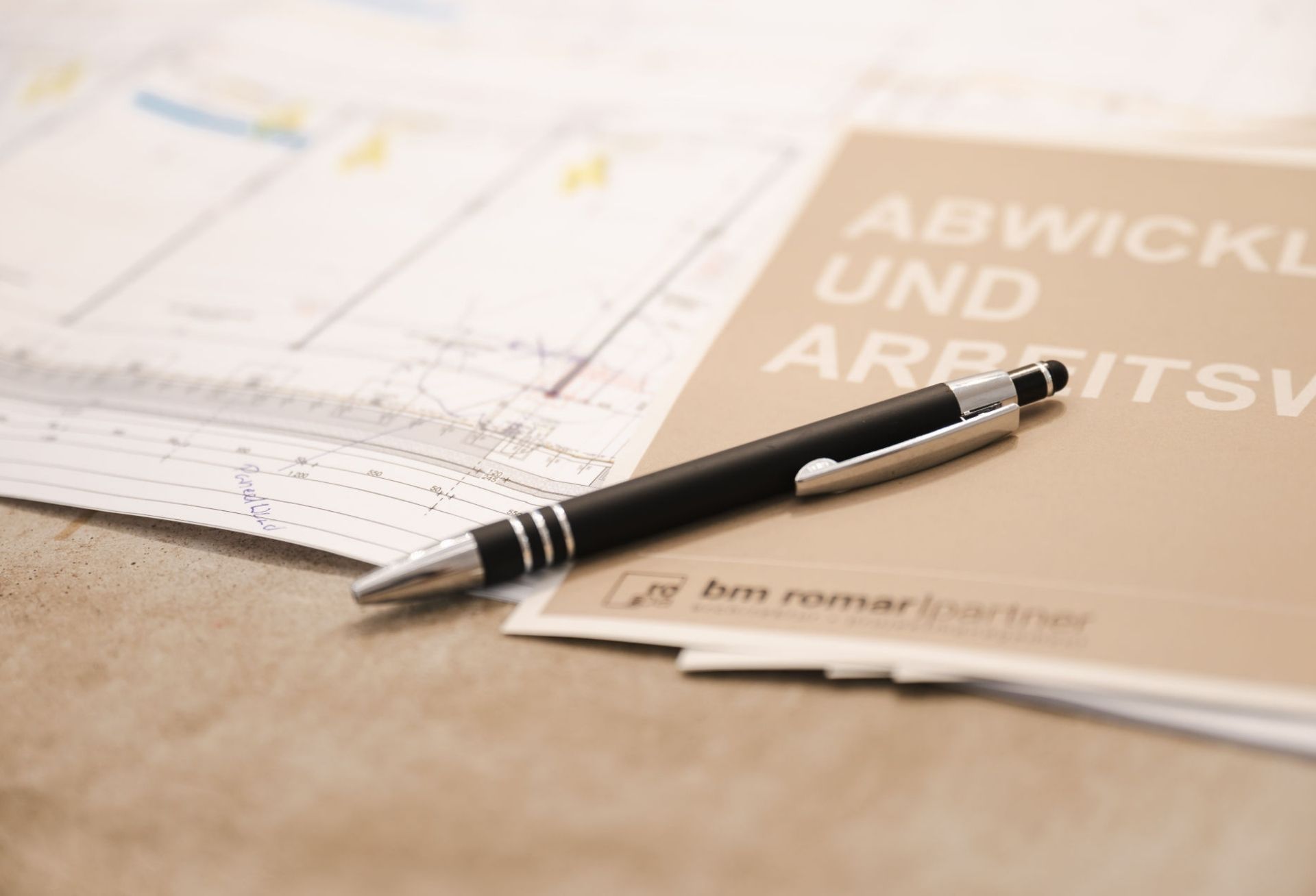 Architektenteam von BM Romar | Partner bei der digitalen Projektplanung am Computer mit Bauplänen.