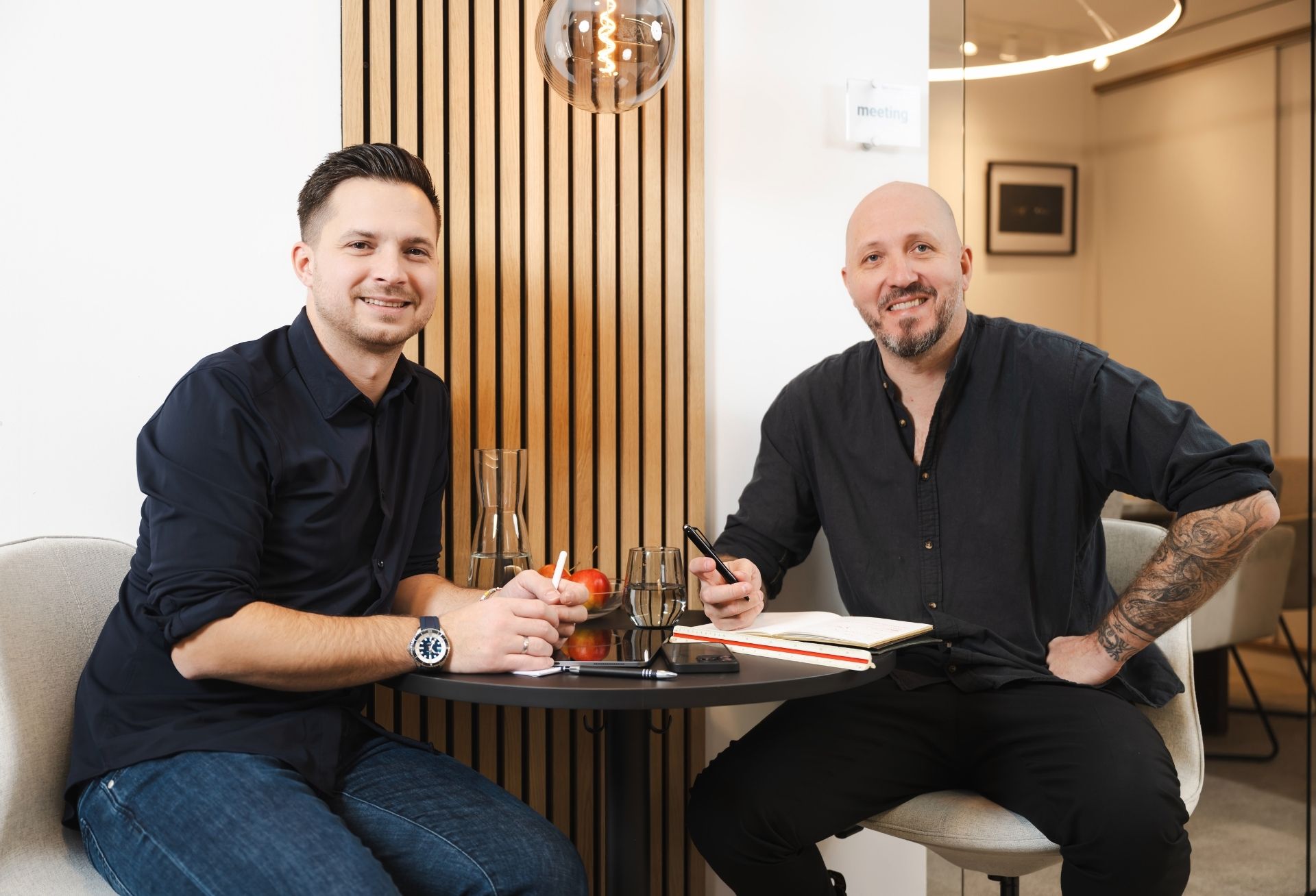 Architect team from BM Romar | Partner during digital project planning on the computer with construction plans.