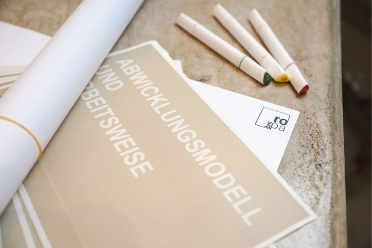 Architektenteam von BM Romar | Partner bei der digitalen Projektplanung am Computer mit Bauplänen.