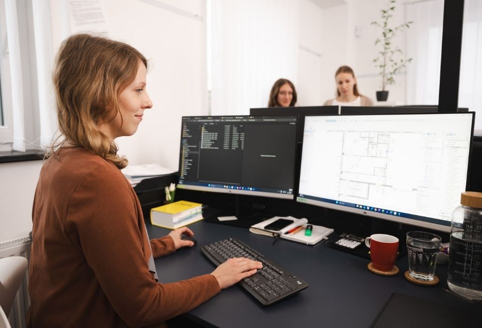 Architect team from BM Romar | Partner during digital project planning on the computer with construction plans.