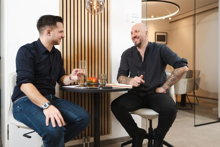 Geschäftsführung von BM Romar | Partner legen die Hände zusammen als Symbol für Vertrauen, Teamwork und Handschlagqualität