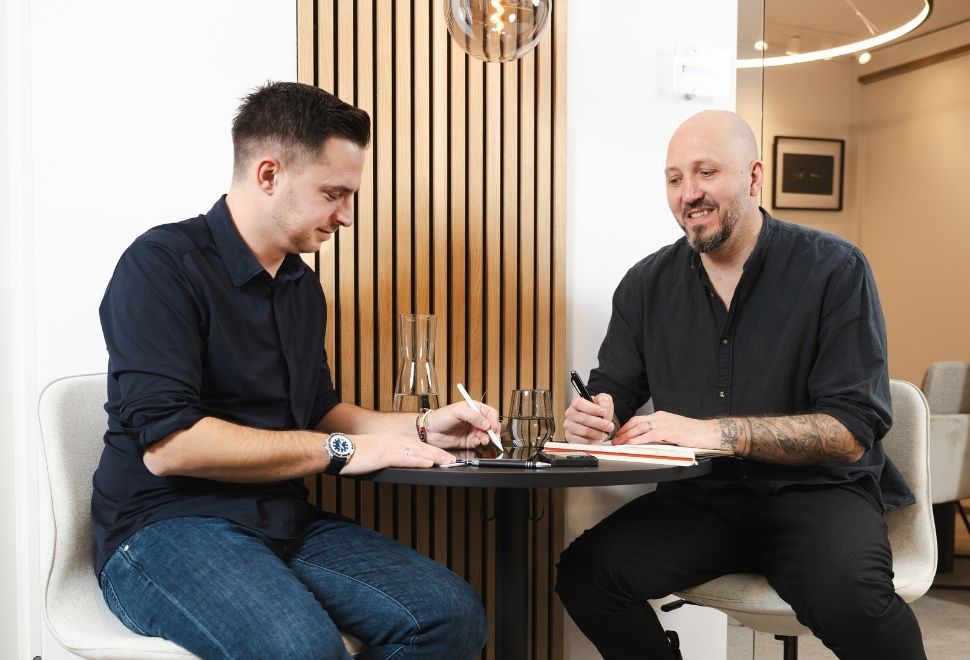 Architektenteam von BM Romar | Partner bei der digitalen Projektplanung am Computer mit Bauplänen.