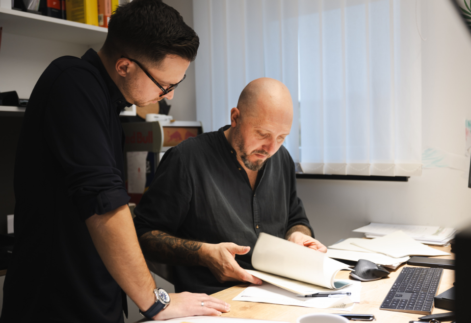 Architektenteam von BM Romar | Partner bei der digitalen Projektplanung am Computer mit Bauplänen.